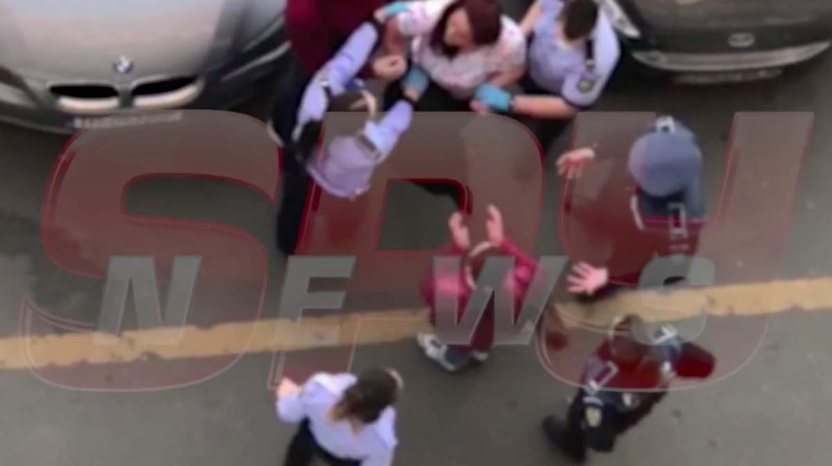 Imagini exclusive! Femeie suspectă de coronavirus, luată cu forța de polițiști din Popești-Leordeni și dusă la spital / VIDEO