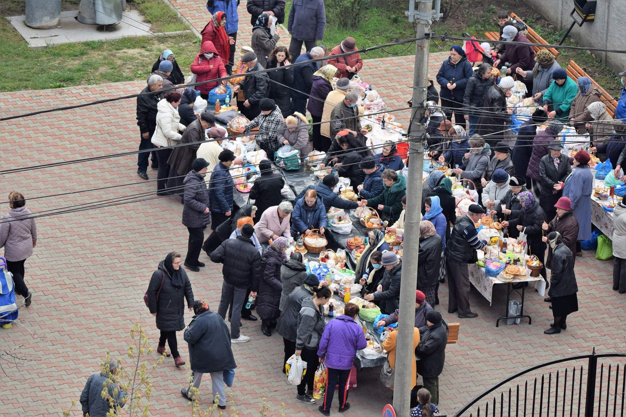 Asta înseamnă pentru ei distanțarea socială. În plină criză de coronavirus, zeci de ieșeni s-au adunat la slujba pentru pomenirea morților / FOTO