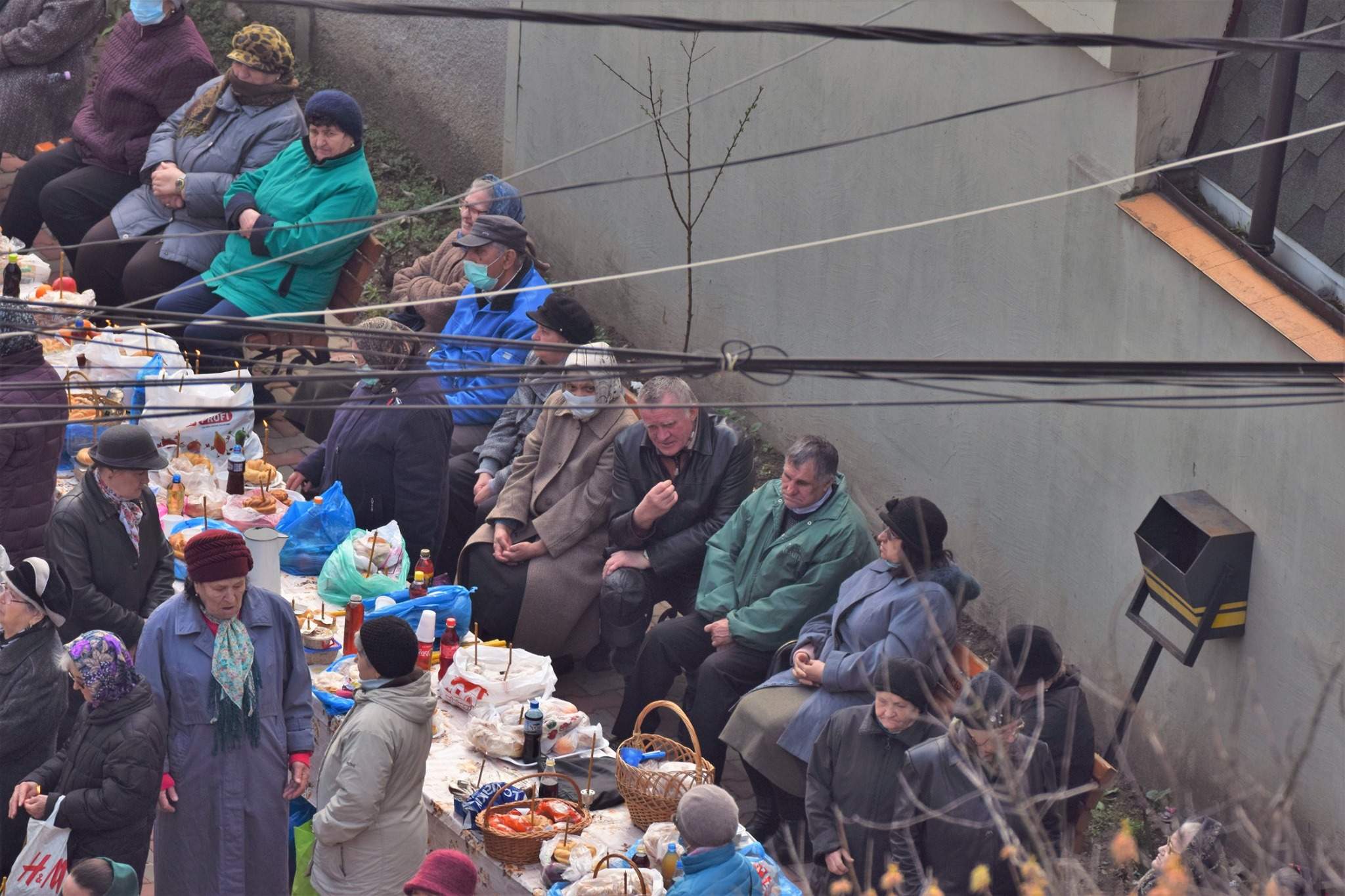 Asta înseamnă pentru ei distanțarea socială. În plină criză de coronavirus, zeci de ieșeni s-au adunat la slujba pentru pomenirea morților / FOTO