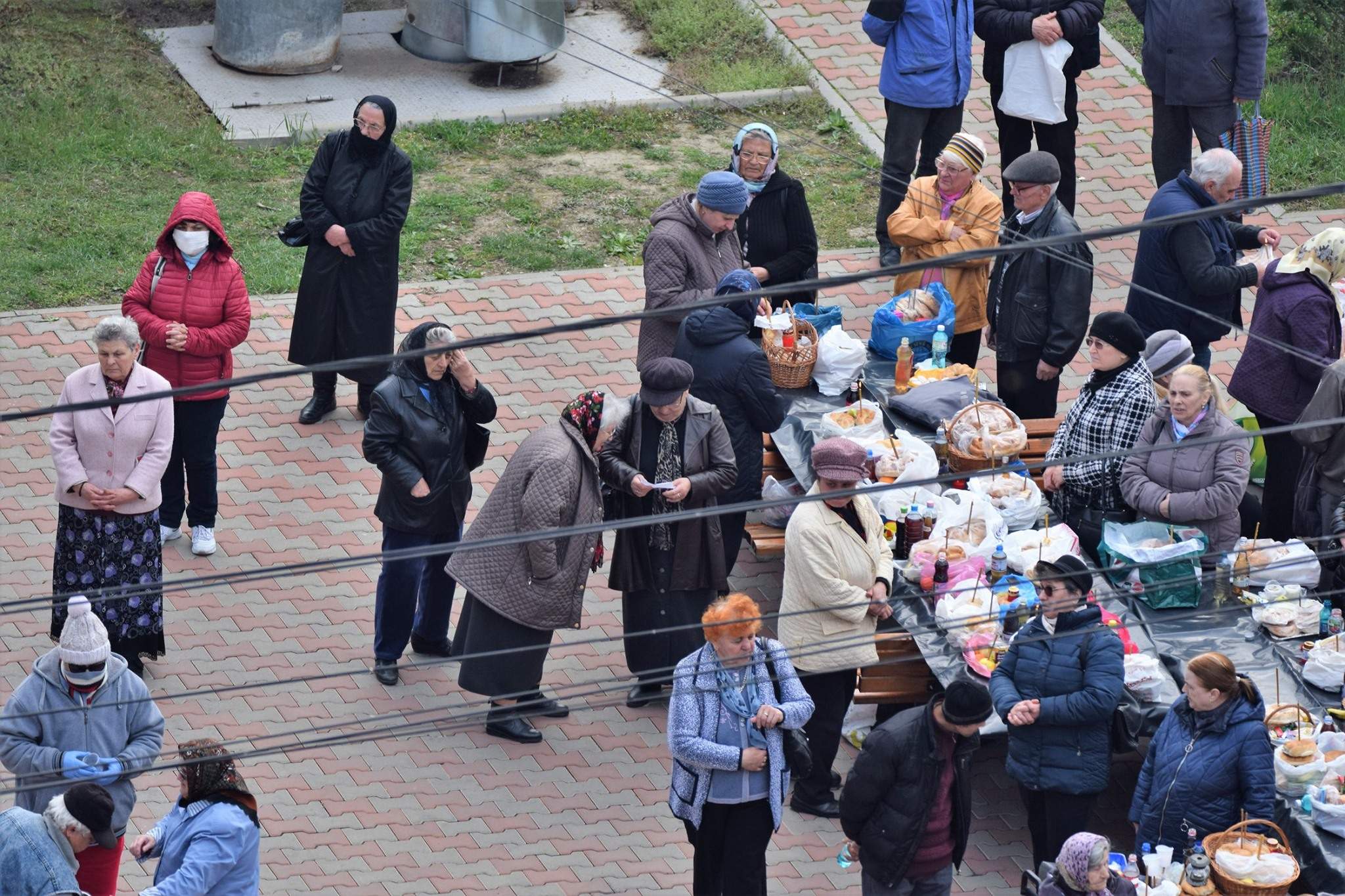 Asta înseamnă pentru ei distanțarea socială. În plină criză de coronavirus, zeci de ieșeni s-au adunat la slujba pentru pomenirea morților / FOTO