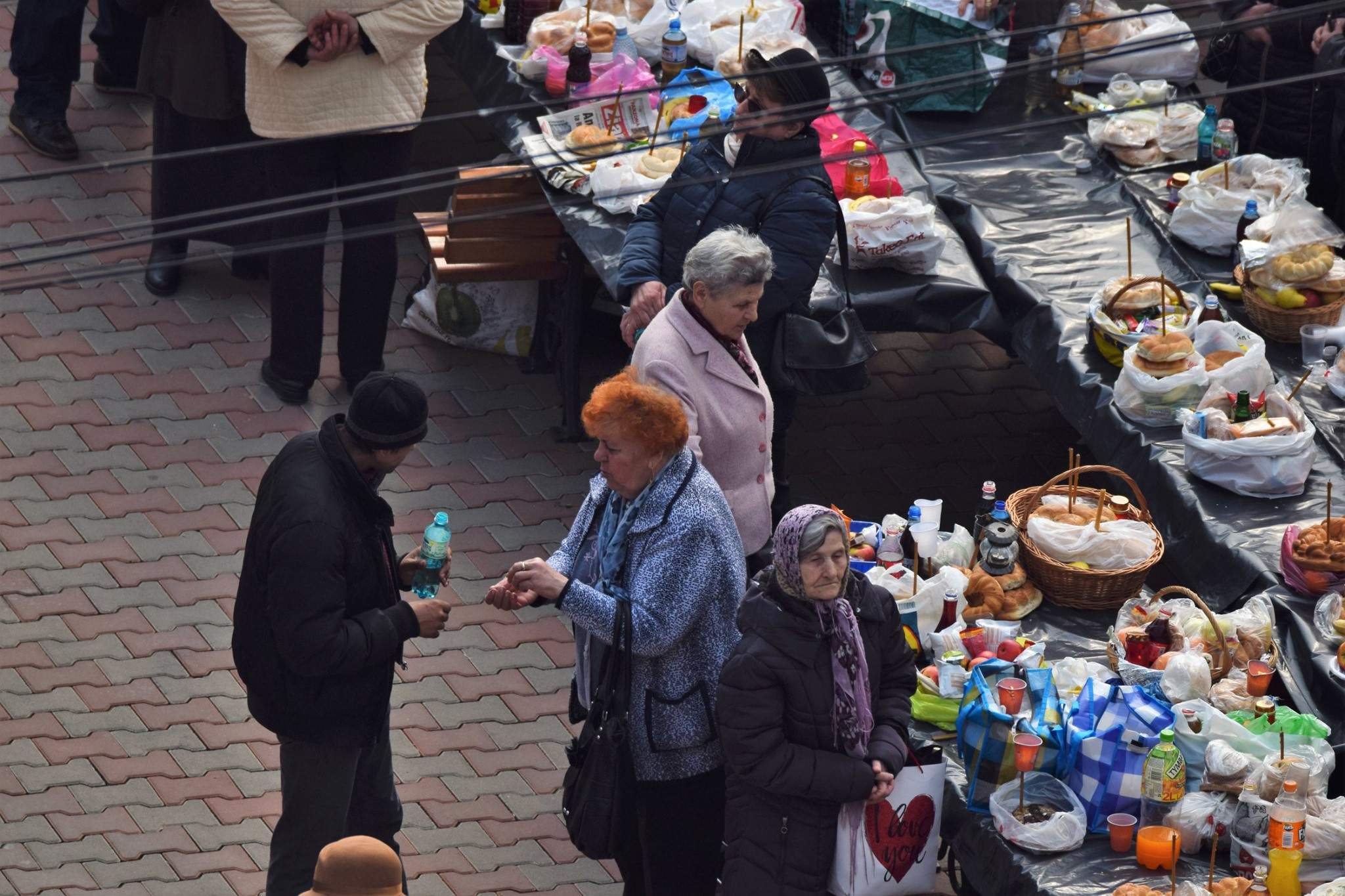 Asta înseamnă pentru ei distanțarea socială. În plină criză de coronavirus, zeci de ieșeni s-au adunat la slujba pentru pomenirea morților / FOTO