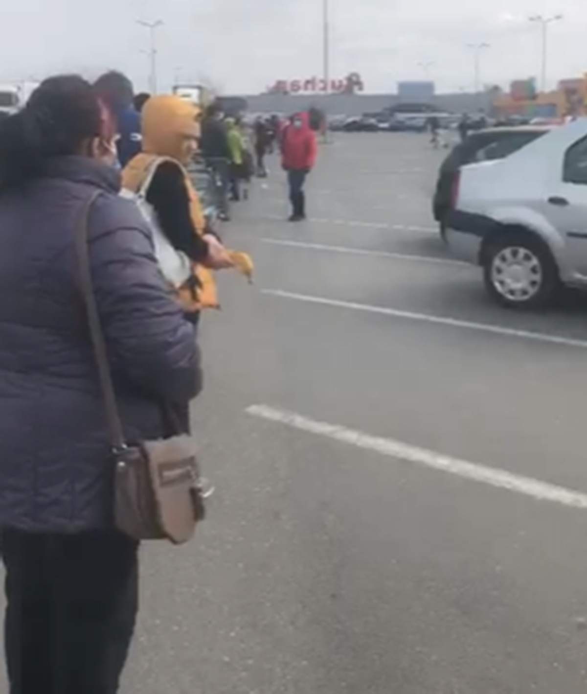 VIDEO / Cozi de zeci de metri la supermarketuri, după ce a fost emisă ordonanța militară