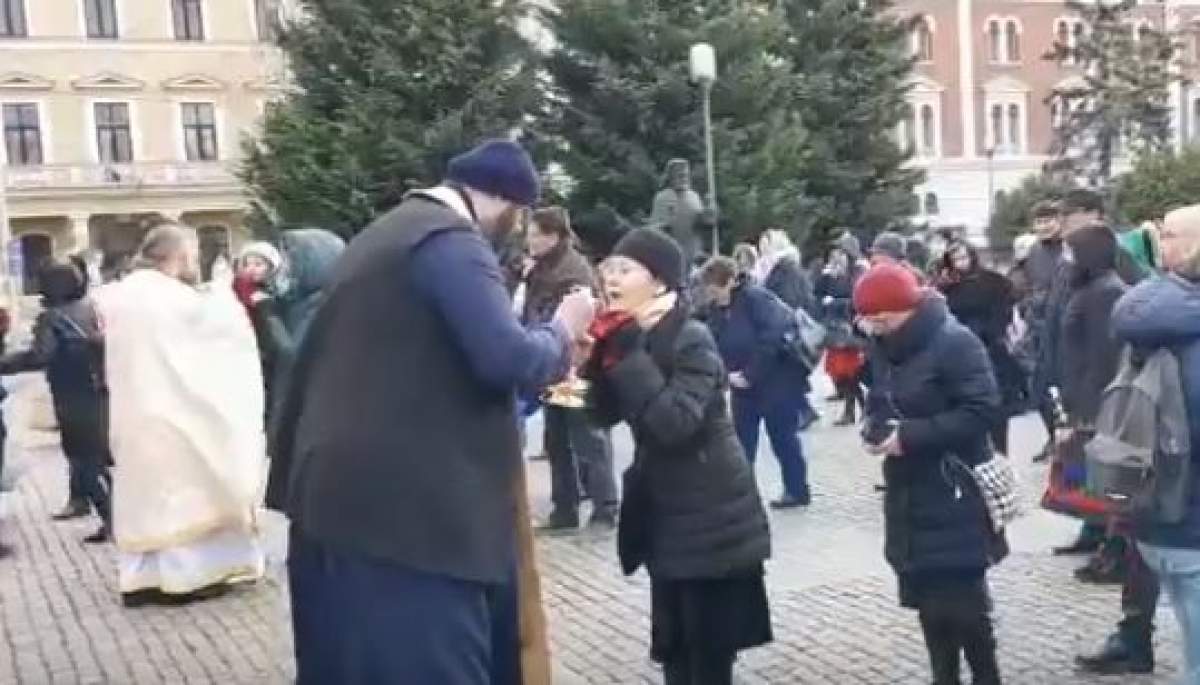 Clujenii, împărtășiți cu aceeași linguriță la Catedrala Ortodoxă, în plină pandemie de coronavirus / VIDEO