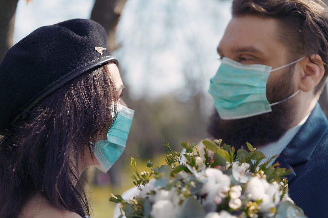 Totul pentru dragoste! O artistă a spus ”Da” cu masca pe față. Căsătorie în plină pandemie