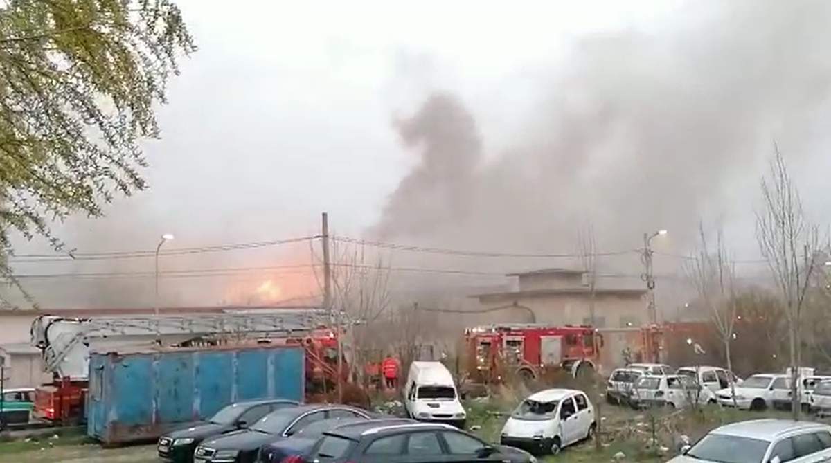 VIDEO / Incendiu puternic în București. Mai multe autospeciale se luptă în aceste momente cu flăcările