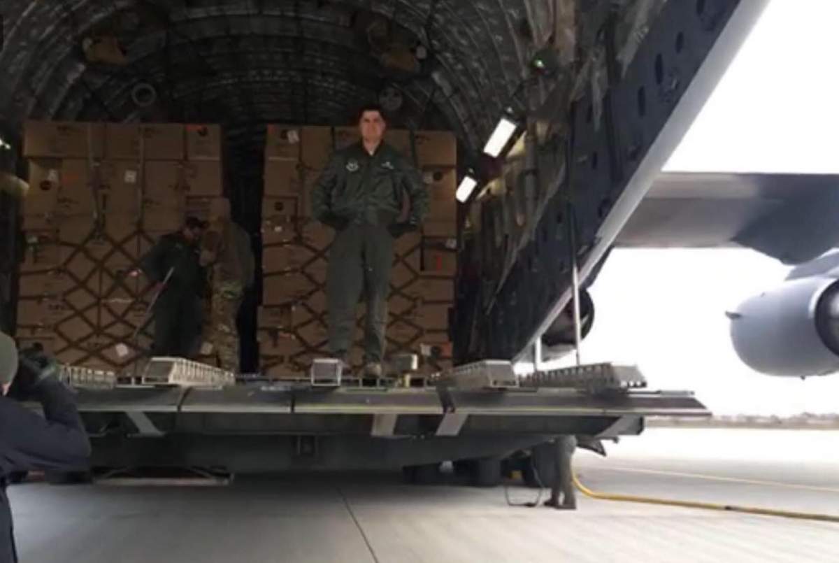 Coronavirus. 45 de tone de echipament medical au ajuns joi dimineață pe aeroportul Otopeni / VIDEO