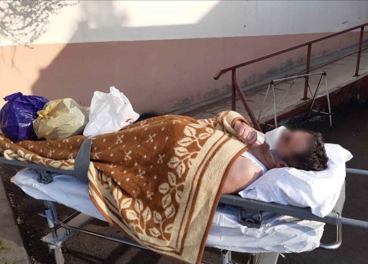 Bărbat din Neamț infectat cu coronavirus, trimis de două ori acasă. A treia oară a fost lăsat afară, pe targă, în maiou