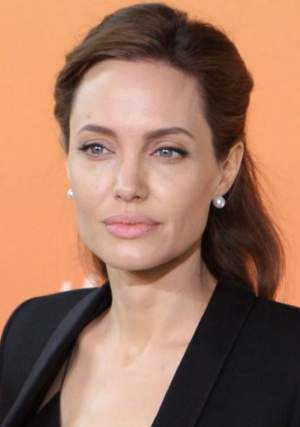 Angelina Jolie a donat un milion de dolari pentru copiii săraci, afectați de pandemia de COVID-19. Ce alte vedete și-au exprimat solidaritatea