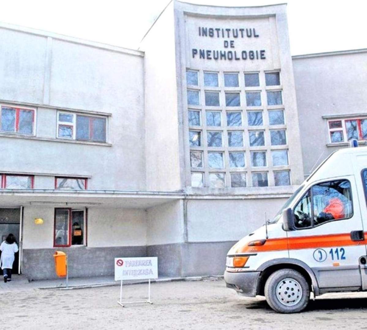 Aparat pentru testare COVID-19, lăsat de izbeliște în curtea Spitalului "Marius Nasta"