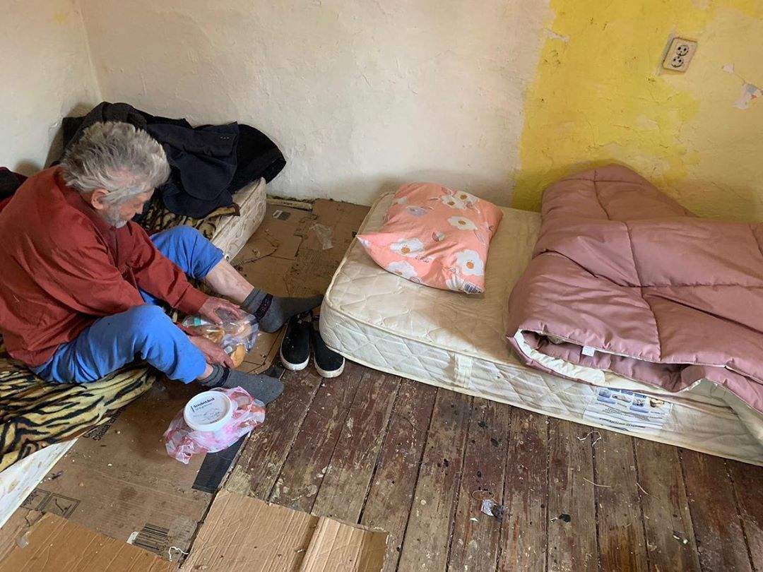 FOTO / Brigitte Pastramă, un exemplu de așa da! În plină pandemie, bruneta a adăpostit un bătrân de pe stradă în propria locuință. “L-am dus la casa pe care am cumpărat-o cu Florin”