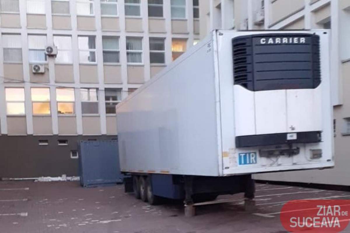 FOTO / Imagini tulburătoare! Remorcă frigorifică transformată în morgă în curtea Spitalului Județean Suceava