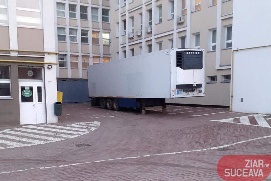 FOTO / Imagini tulburătoare! Remorcă frigorifică transformată în morgă în curtea Spitalului Județean Suceava