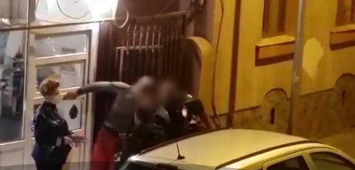 Momentul în care un tânăr prins la băut, în Capitală, este bătut de un polițist. „Gata, şefu', gata, şefu'!” / VIDEO