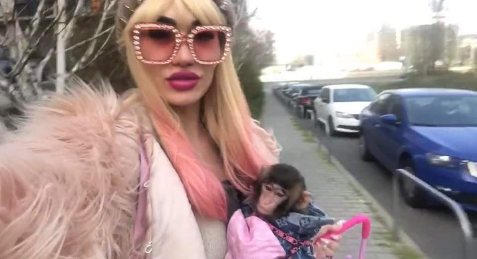 VIDEO / Pentru Margherita nu există reguli! Fiica Clejanilor a ieșit la plimbare cu maimuțica, iar fanii s-au înfuriat la culme: “Nu ești sănătoasă”