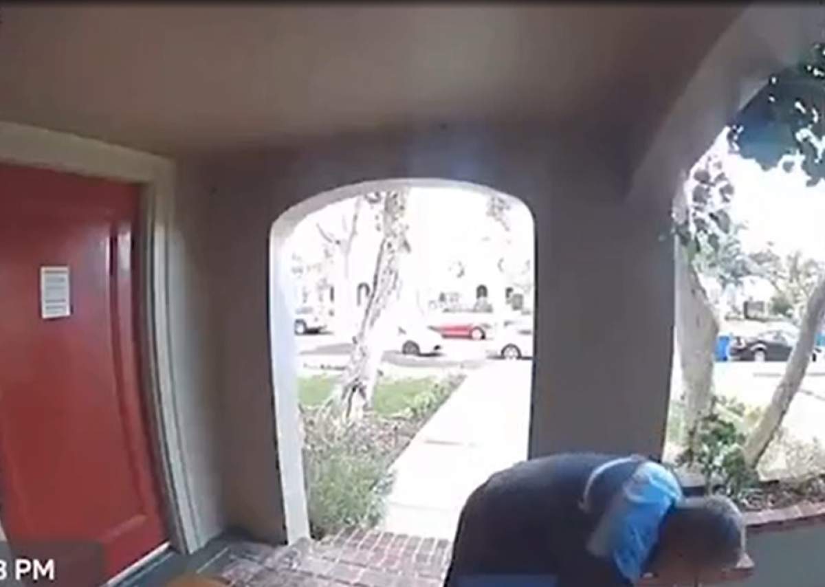 VIDEO / Gest șocant al unui curier! Bărbatul a fost filmat în timp ce scuipa pe colet, în fața locuinței destinatarului