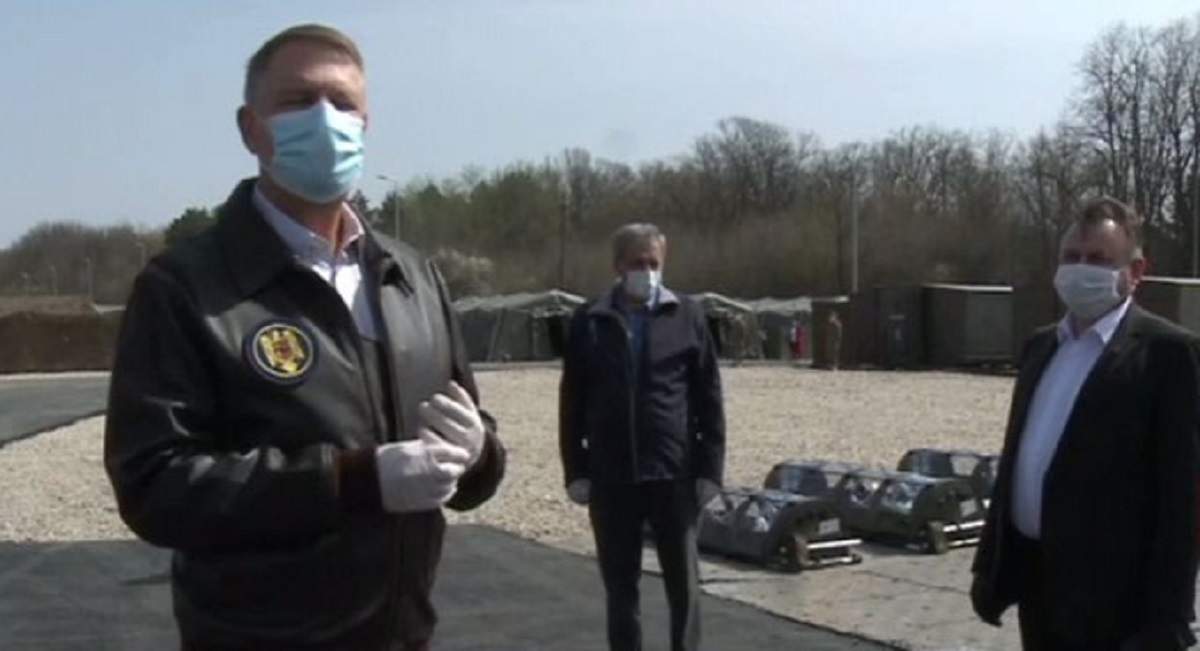 Klaus Iohannis, cu mască și mănuși, în vizită la Spitalul Militar de Campanie ROL II. I s-a alăturat și Ludovic Orban