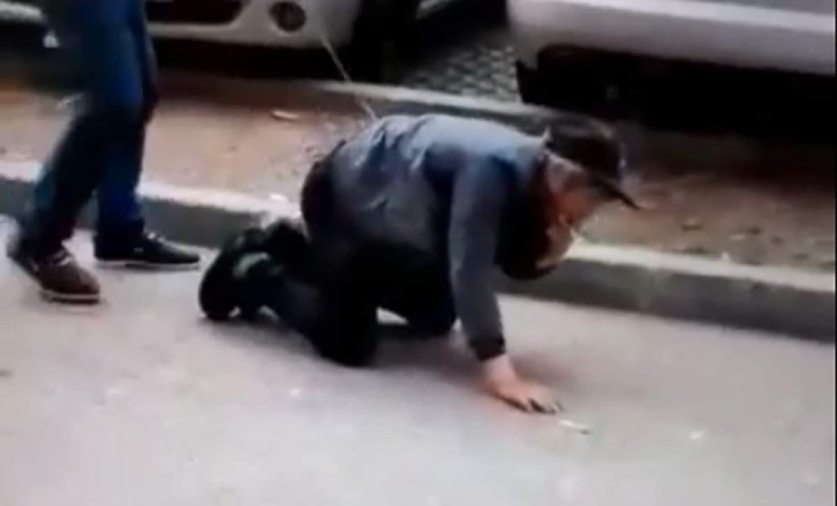 VIDEO / Bărbat din Gorj, filmat în timp ce se plimba cu un alt bărbat ținut în lesă, pe stradă
