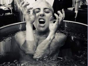 Lady Gaga şochează din nou! Artista s-a afişat goală puşcă, într-o cadă cu apă rece / FOTO