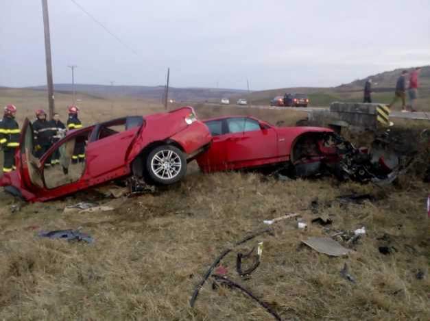 Inconştienţă maximă! Un şofer a intrat cu maşina într-un cap de pod. Autoturismul s-a rupt în două