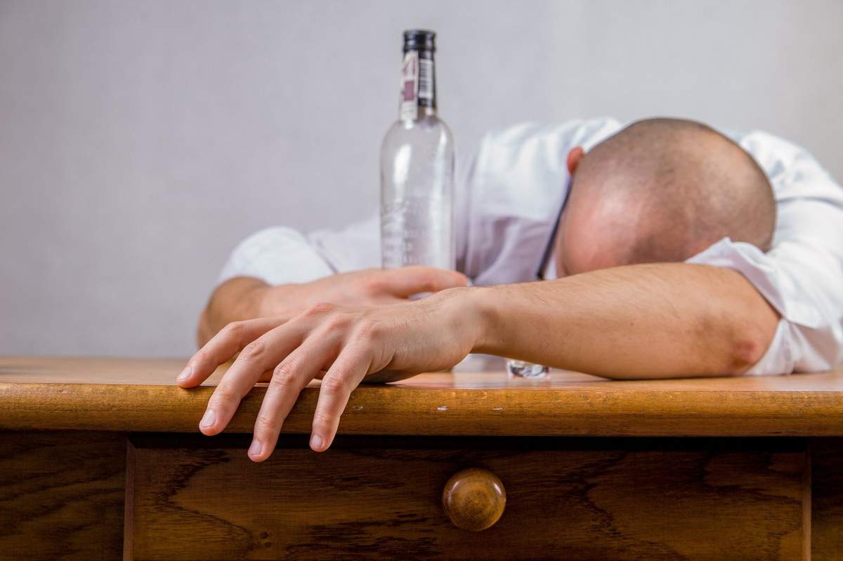 Studiu: carantinarea duce la consum ridicat de alcool. Cum ne putem apăra de dușmanii nevăzuți din această perioadă