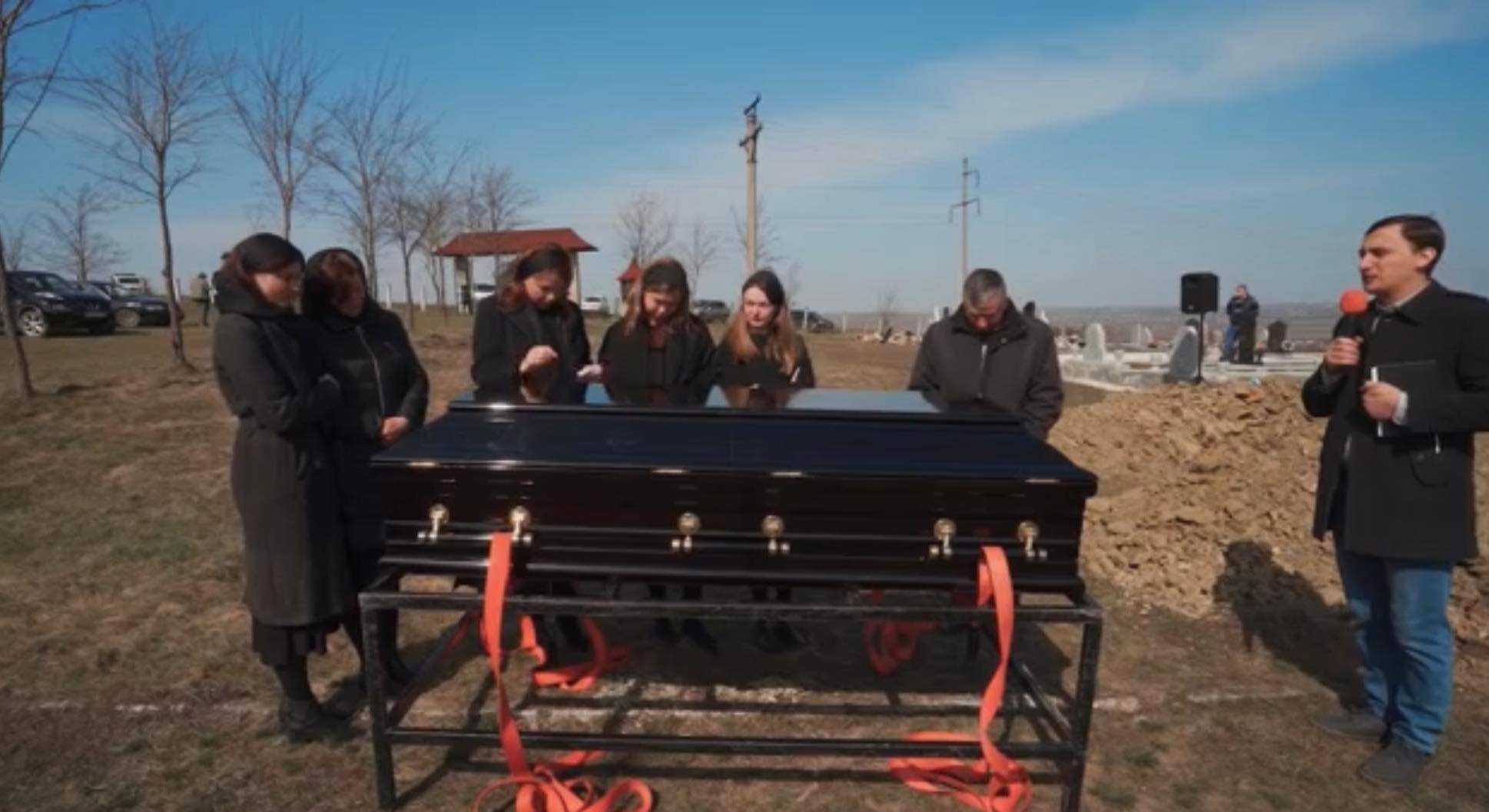 Imagini halucinante de la înmormântarea lui Viorel Candrianu, pastorul răpus de noul coronavirus. Fiica lui e în stare gravă! / VIDEO