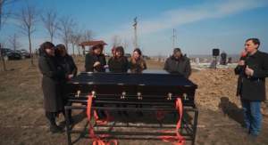 Imagini halucinante de la înmormântarea lui Viorel Candrianu, pastorul răpus de noul coronavirus. Fiica lui e în stare gravă! / VIDEO