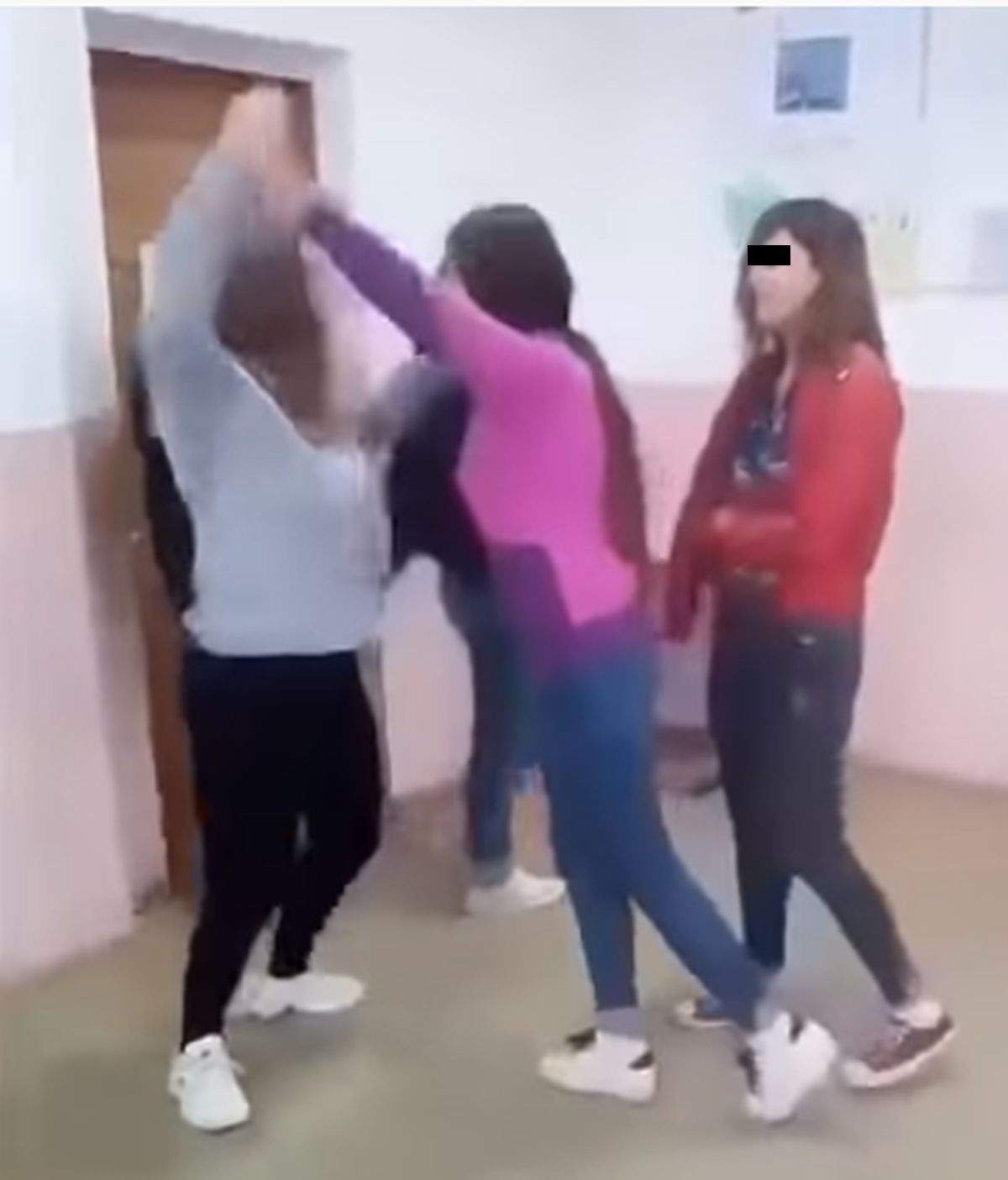 VIDEO / Scene șocante într-un liceu din România. Elevă bătută crunt în sala de clasă, sub privirile colegilor care au și filmat momentul