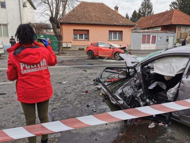 Accident mortal în Braşov. O tânără de 26 de ani a ajuns la spital cu coloana ruptă / FOTO