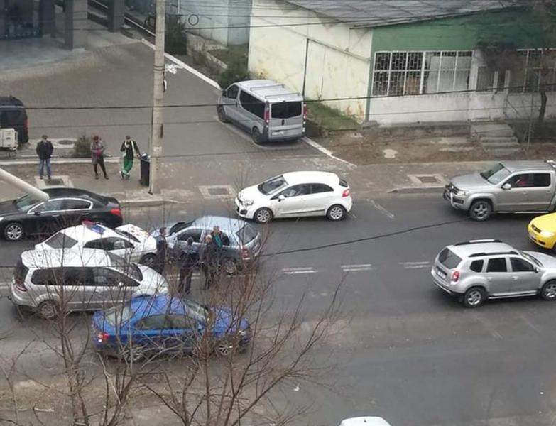 Accident rutier la Iaşi. Maşina unui echipaj de poliţie a fost făcută praf / FOTO