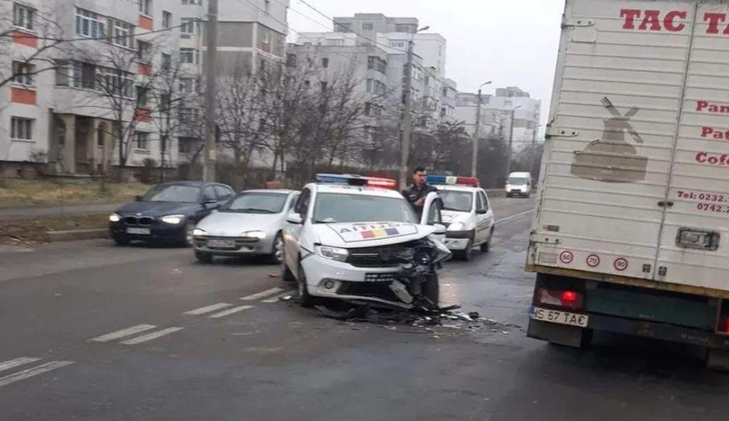 Accident rutier la Iaşi. Maşina unui echipaj de poliţie a fost făcută praf / FOTO