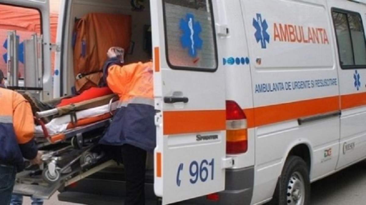 Accident grav în Bucureşti. O ambulanţă a fost lovită de un autoturism. Două paciente au fost rănite