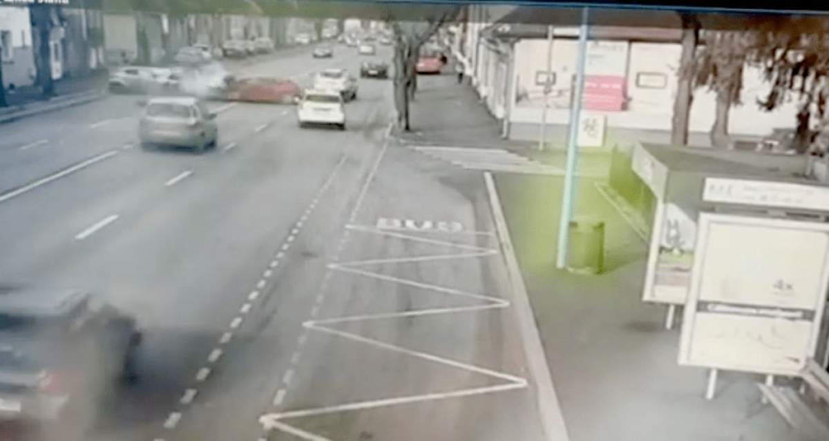 Accidentul din Braşov, surprins de camerele video. Un al treilea şofer a fost implicat în tragedia mortală de pe strada Aurel Vlaicu / VIDEO