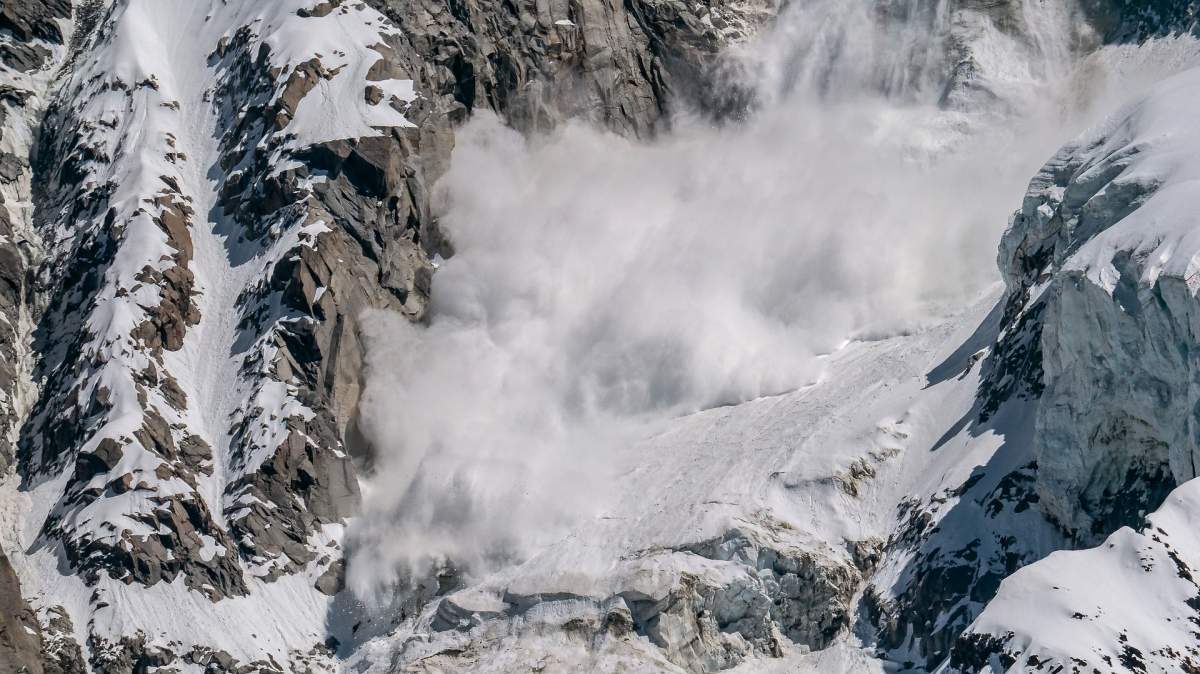 O avalanşă din Munţii Făgăraş a surprins un grup de turişti. Un om a murit, iar alţi doi au fost răniţi