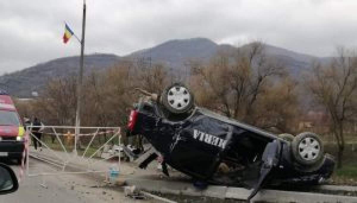Mașina Jandarmeriei, răsturnată în sanț, la Sălaj. Un bolid a tăiat calea autospecialei