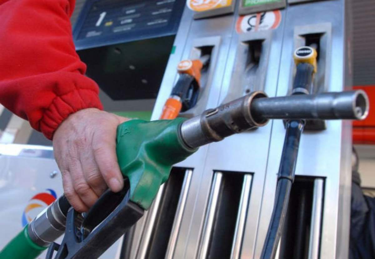 Veşti extraordinare pentru şoferi! Preţul carburanţilor s-ar putea diminua, după ce costul petrolului a suferit o scădere istorică