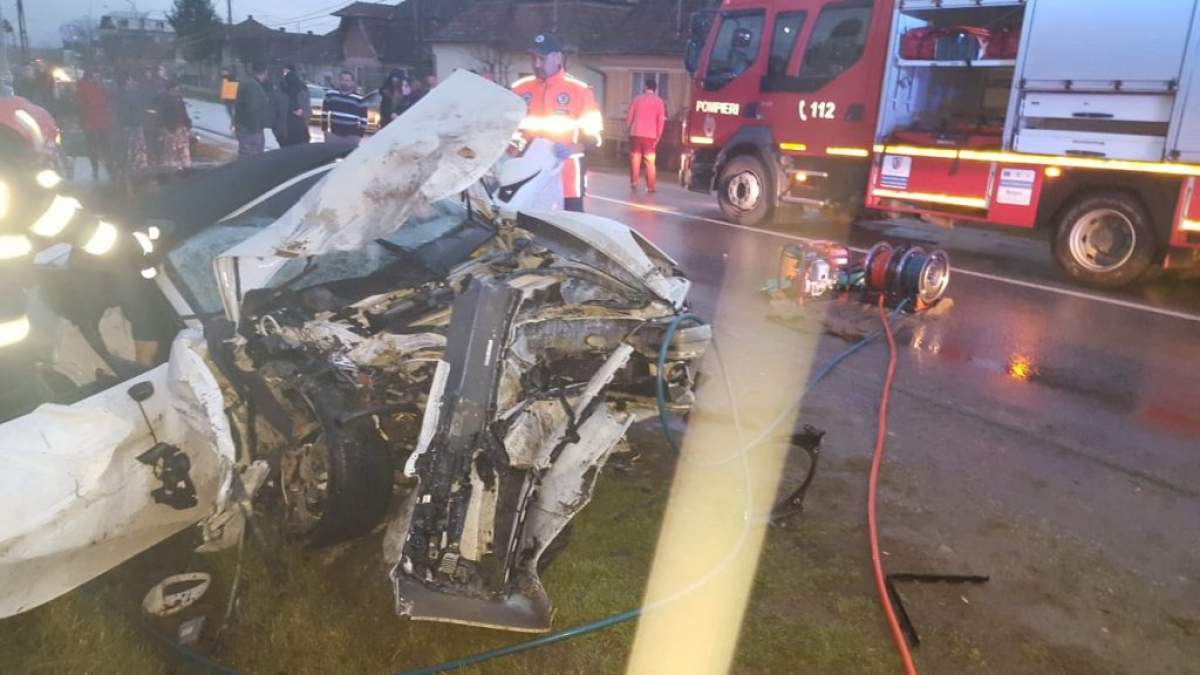 Accident teribil în Alba! Două maşini de lux s-au transformat într-un morman de fiare. Un bărbat a murit pe loc / FOTO