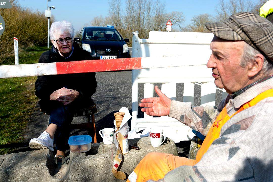 FOTO / Dragostea nu are granițe! Doi bătrâni se întâlnesc zi de zi la frontiera dintre Germania și Danemarca