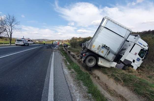 Accident teribil în Caraș-Severin! Un tânăr de 33 de ani a murit pe loc, după ce a fost spulberat de un TIR