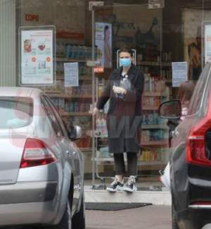 VIDEO PAPARAZZI / Dana Războiu, extrem de precaută. Vedeta a ieșit la cumpărături cu mască și mănuși de protecție. Nu a uitat să achiziționeze și dezinfectant