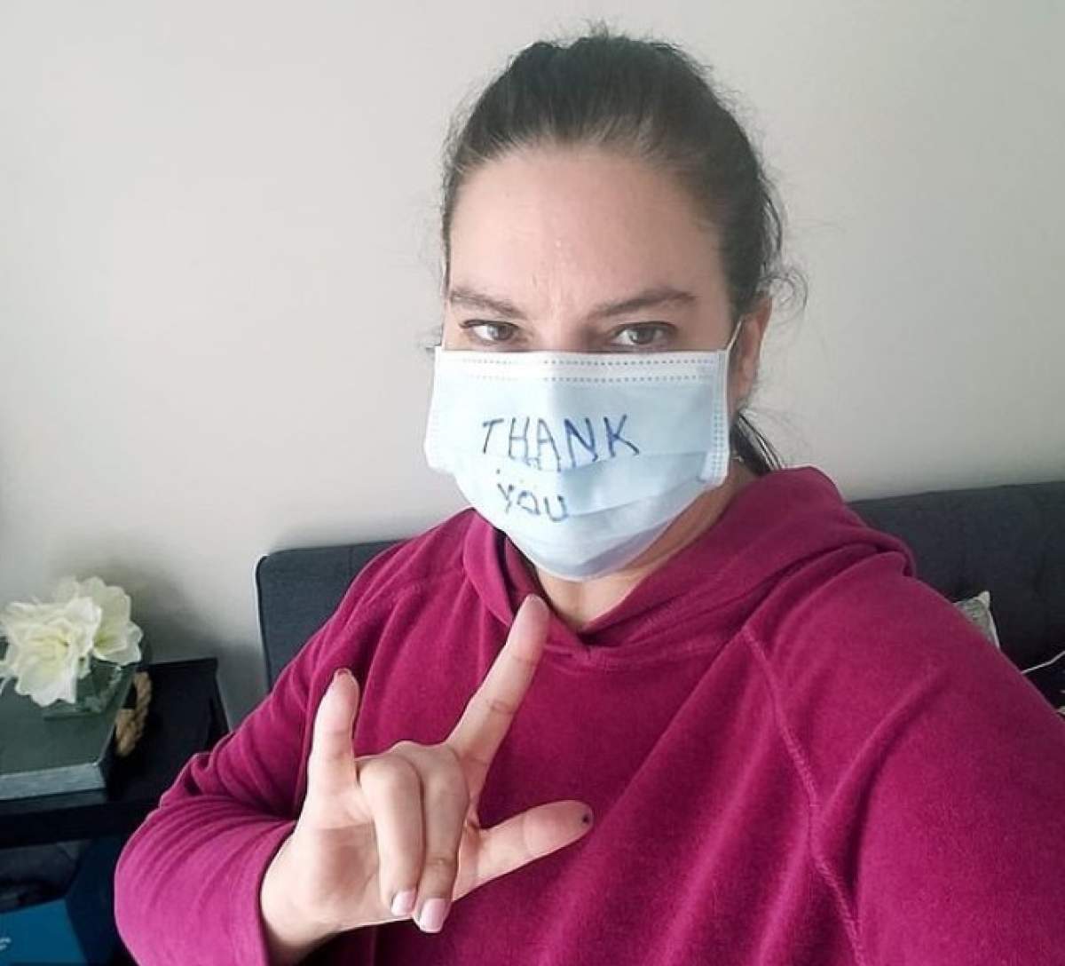 O femeie care nu a mai ieșit din casă aproape o lună, diagnosticată cu COVID-19. Care este explicația