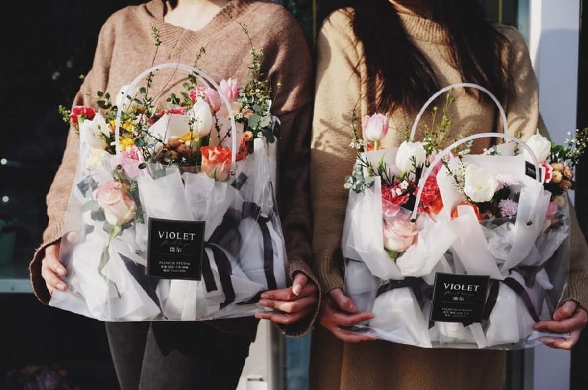 Alege buchete de flori extraordinare dintr-o florărie online cu livrare rapidă!
