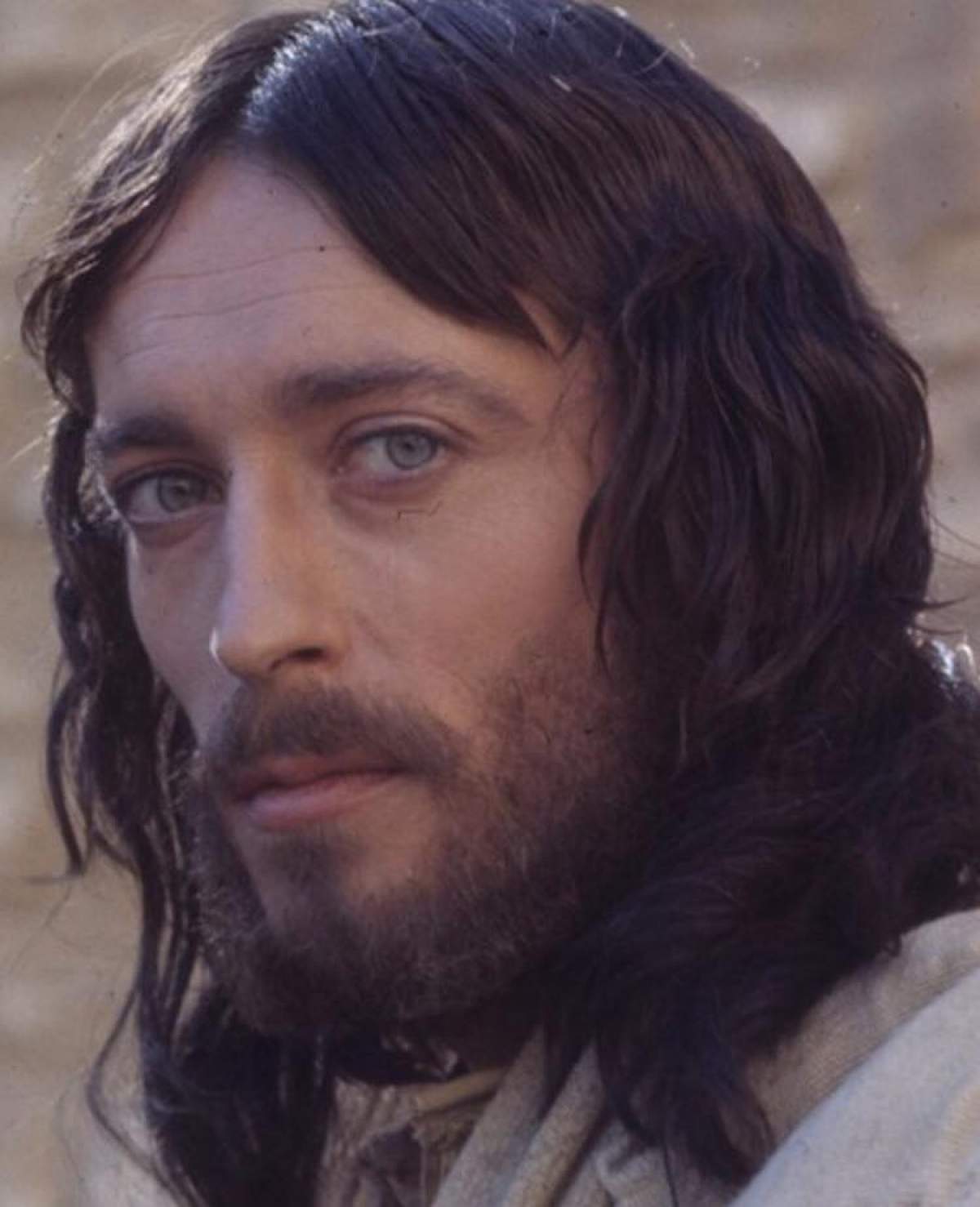 Cum arată Robert Powell, la 43 de ani de când l-a jucat pe Iisus din Nazaret/ FOTO