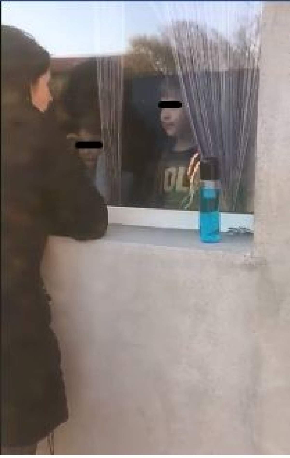 Imagini emoționante în Baie Mare. O asistentă din prima linie și soțul ei își văd copiii doar de la fereastră / VIDEO