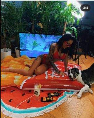 Ruby a găsit rețeta perfectă. Vedeta se bronzează la soare, chiar și în izolare / FOTO