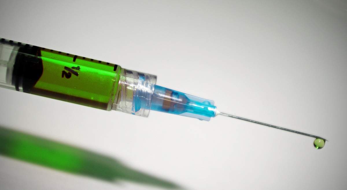 Primul vaccin împotriva coronavirusului ar putea apărea în iunie. Trei milioane de doze pe săptămână, produse de o mare companie din industria tutunului
