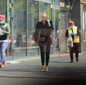 VIDEO PAPARAZZI / Maria Constantin a transformat strada în podium de modă, în plină pandemie! Cu ce „surpriză” s-a dus acasă, la iubitul infidel