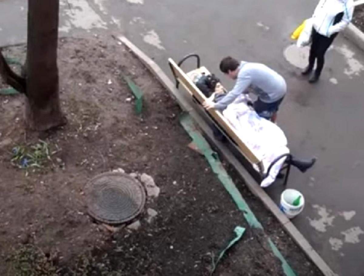 O femeie a murit pe banca din fața blocului, la o zi după ce a fost testată pentru COVID-19 / VIDEO