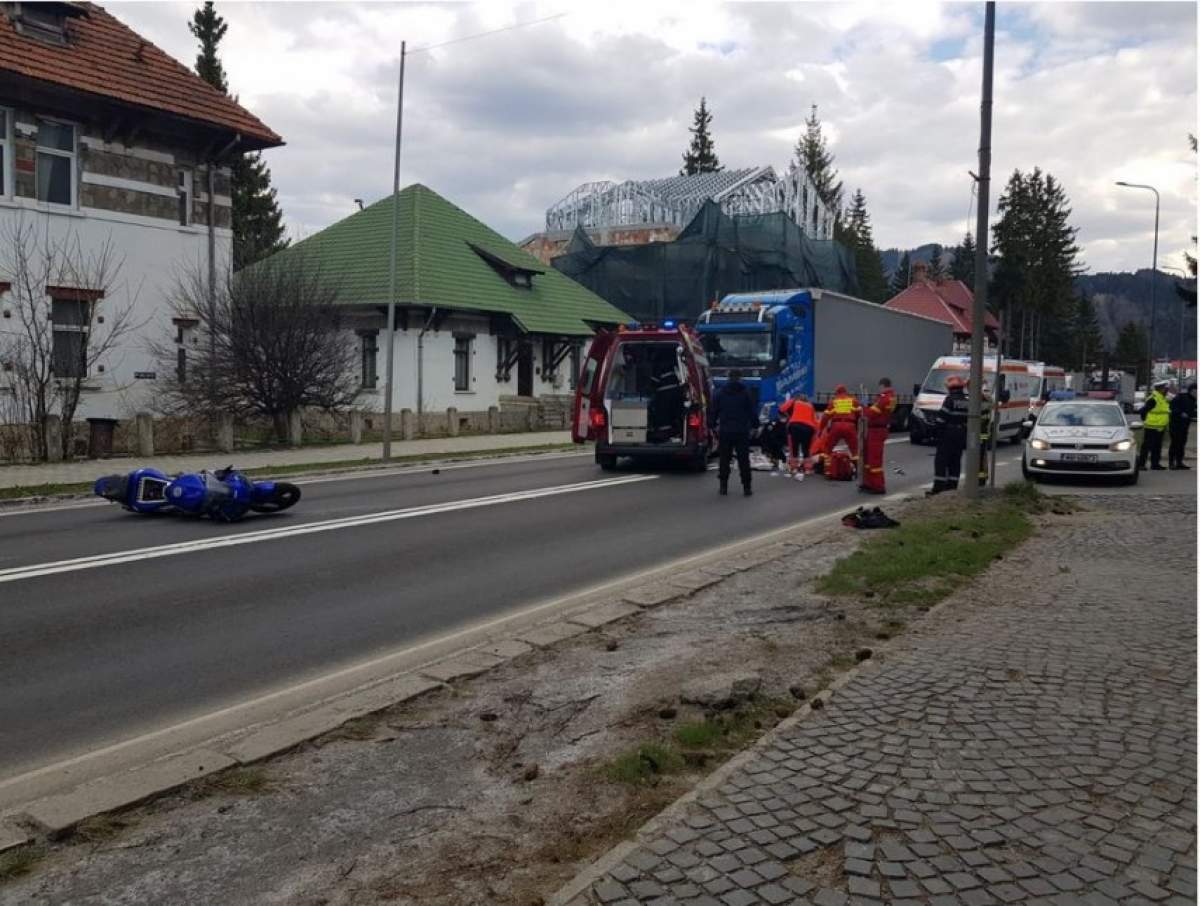 VIDEO / Grav accident de circulație în Predeal. Un motociclist și-a pierdut viața după ce s-a izbit puternic de o mașină