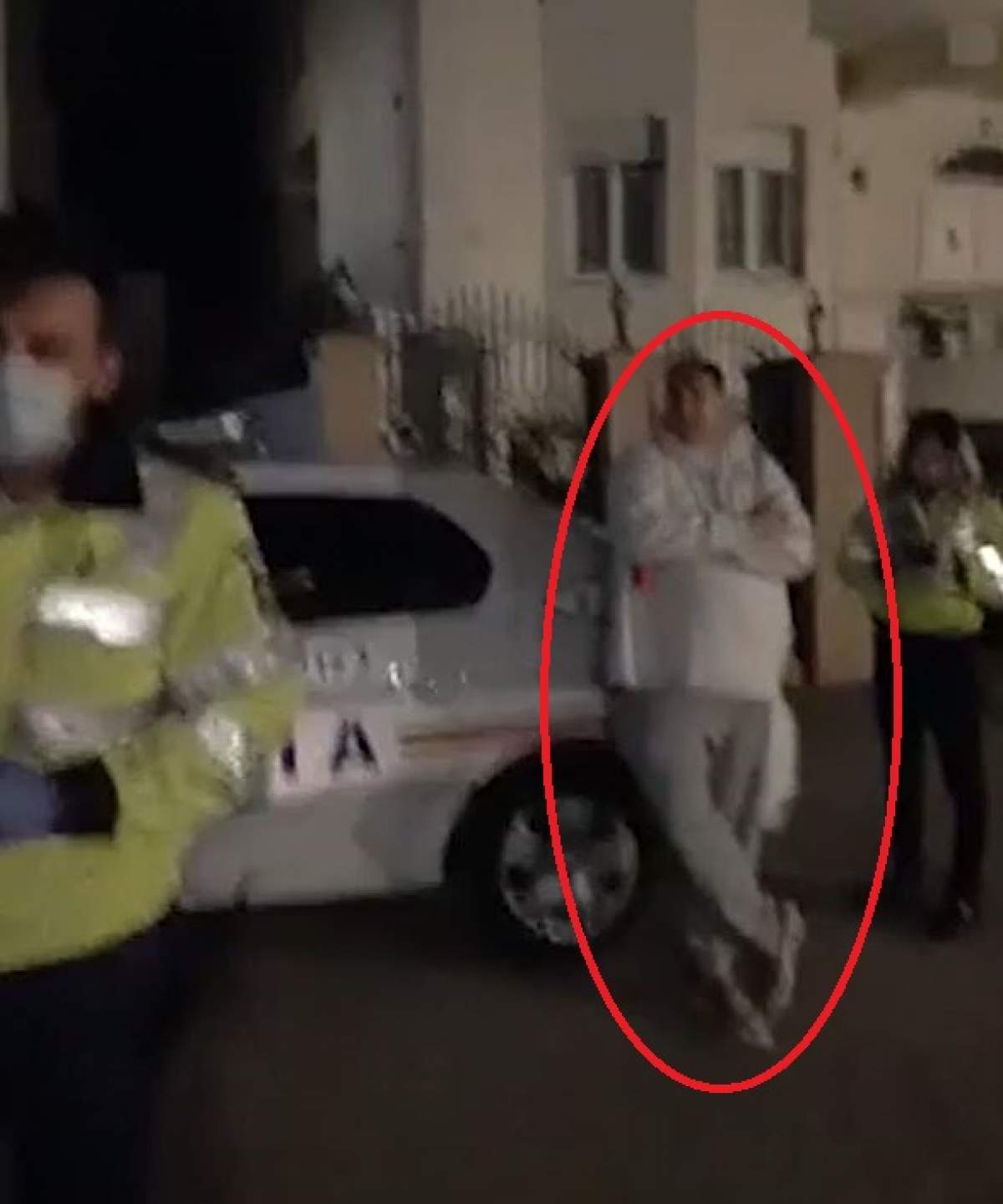 Scene revoltătoare, de față cu Poliția! Fiul lui Gabriel Oprea fumează fără jenă, sprijinit de mașina autorităților: "Încearcă tot felul de șicane"