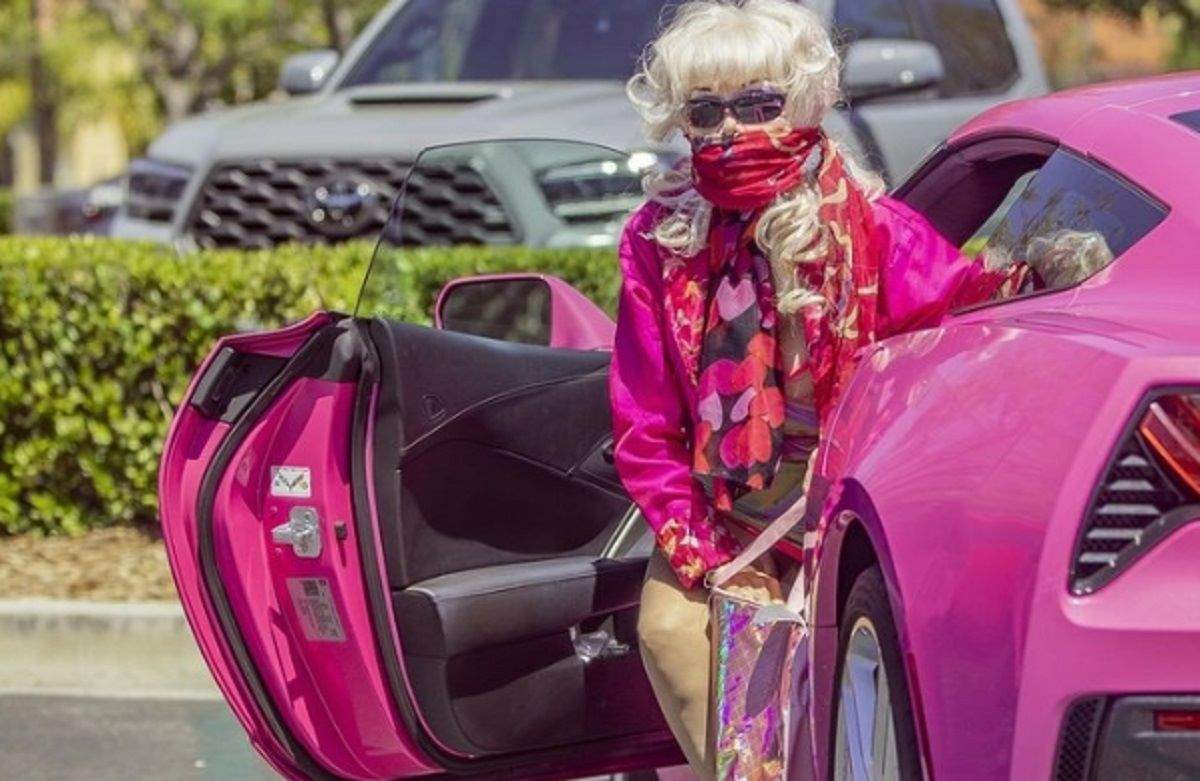 FOTO / Angelyne, cea mai în vârstă pițipoancă de la Hollywood, a comis-o din nou! Vedeta a ieșit pe stradă cu chiloțeii la vedere